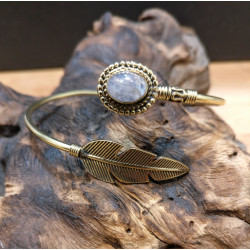 BRACCIALE IN OTTONE CON PIUMA E LABRADORITE