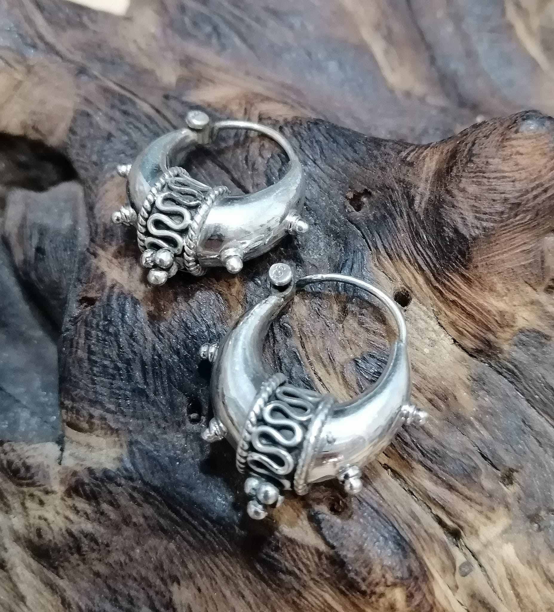 AeraVida Orecchini A Cerchio In Argento Sterling 925 Con Teschio - Design Unico Artigianale Thailandese - copertina